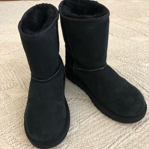 Ugg Girls classic Black suede short boot size 4